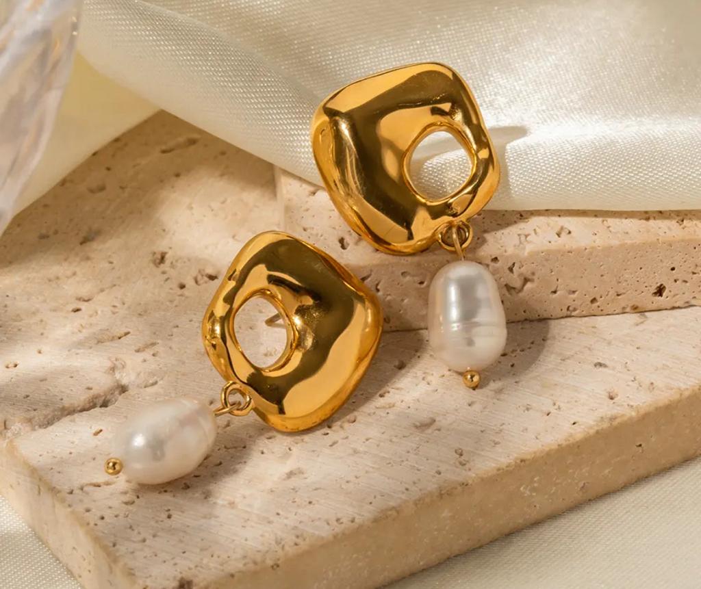 Square pearls earrings